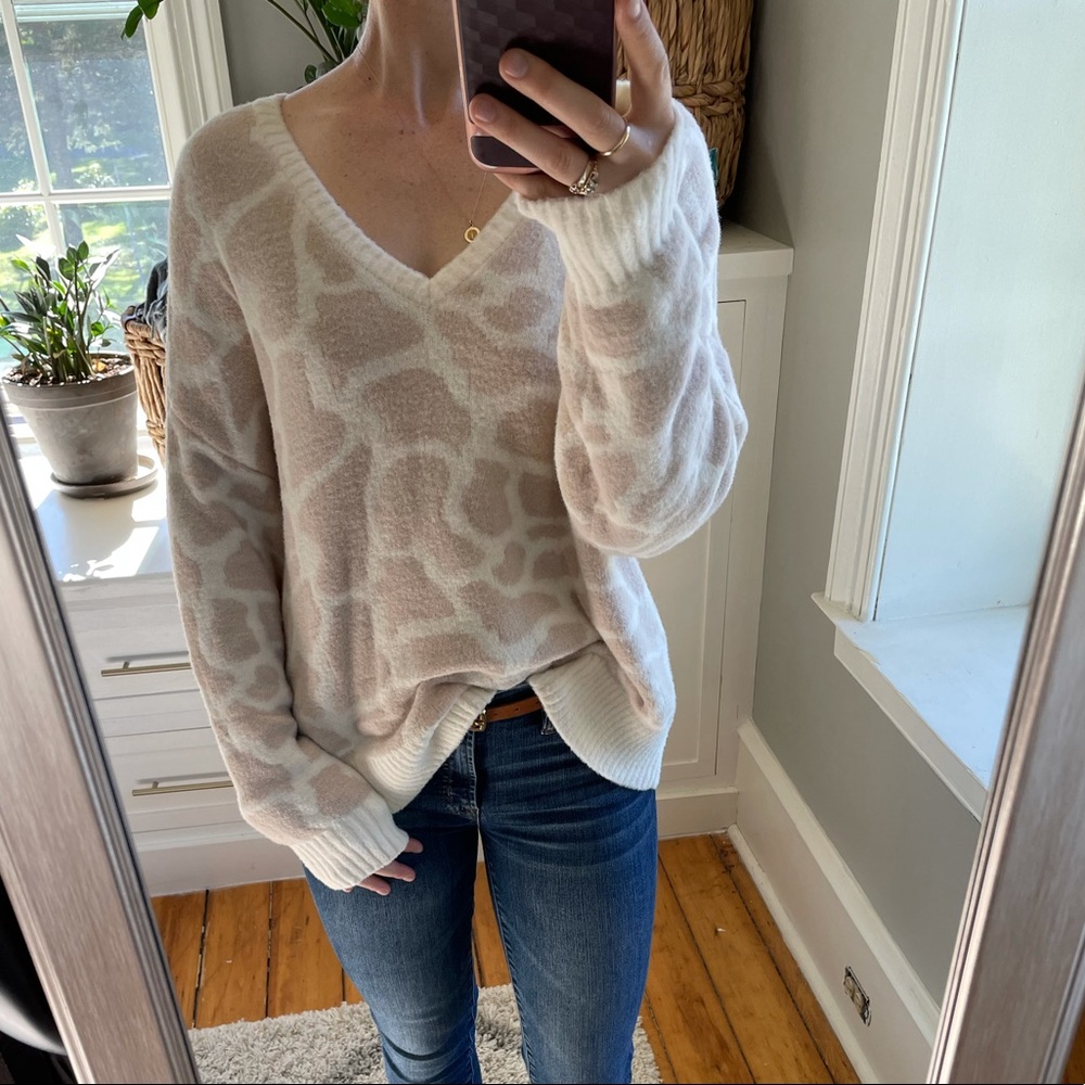 Loft v-neck animal print sweater. - Picture 1 of 15